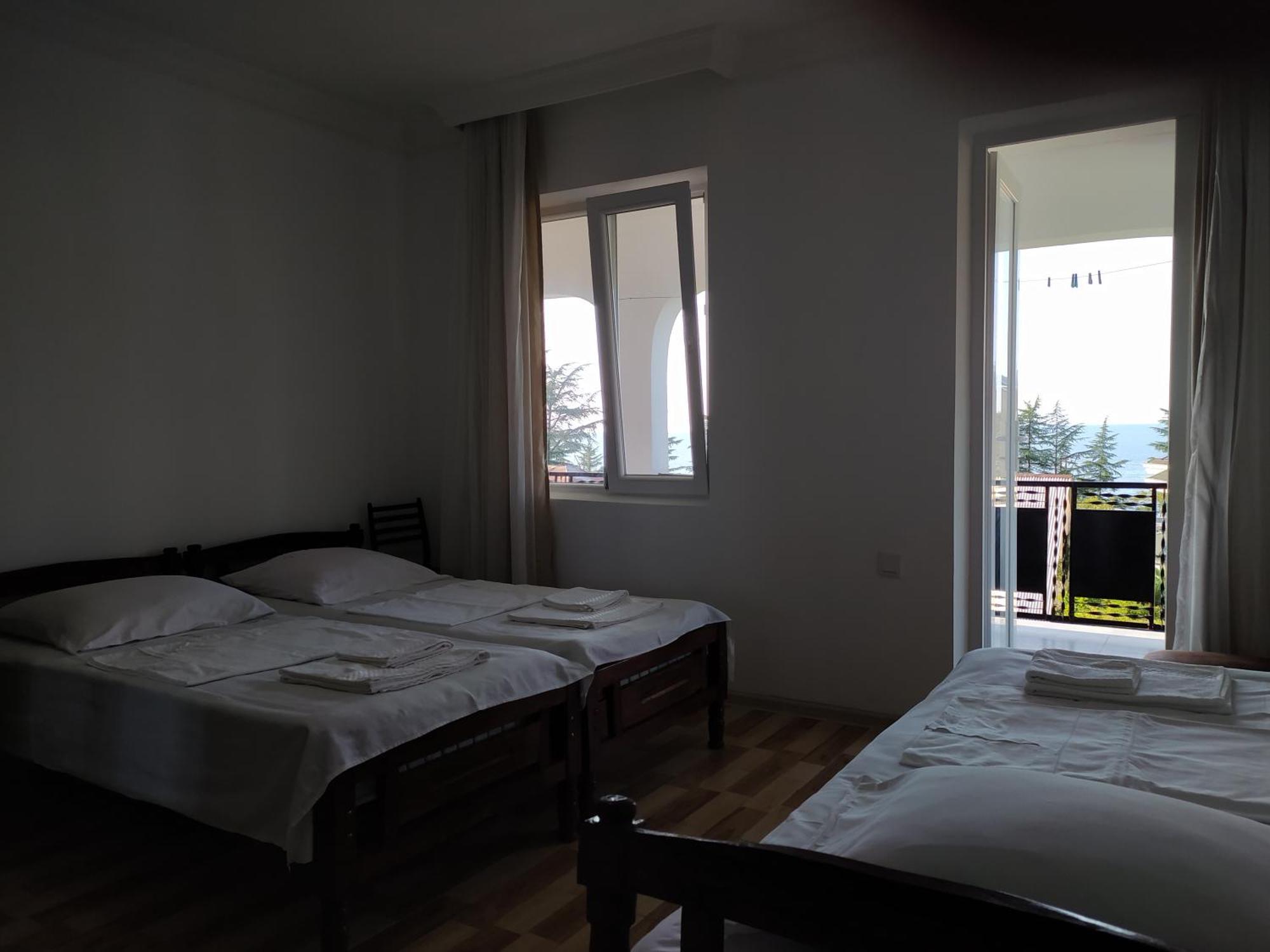 Guest House Teni Махинари Екстериор снимка